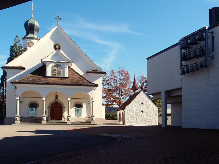 Alt und neu – die Kirchen am Dorfplatz in Steinhausen (Beinhaus, Kirche St. Matthias, Zentrum Chilematt)